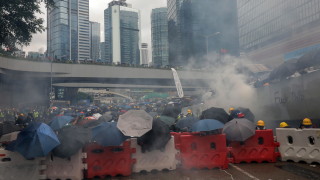 Протестиращите изгориха китайско знаме и полицията изстреля сълзотворен газ в