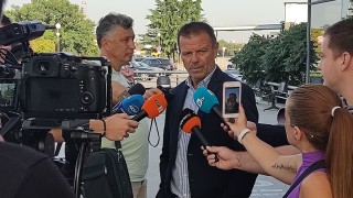 Старши треньорът на ЦСКА Стойчо Младенов говори пред журналисти преди