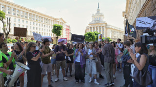 Студенти от НАТФИЗ Кръстьо Сарафов излязоха на протест с искането
