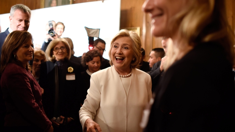 Хилари Клинтън се шегува със слуховете за здравето си