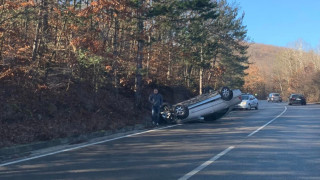 Автомобил се обърна по таван на Подбалканския път съобщават bTV