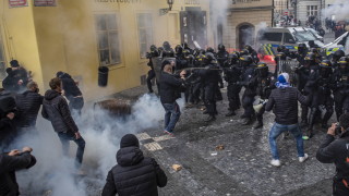 Поне 20 ранени в Прага при сблъсъци на полиция с протестиращи срещу ограничения за коронавируса