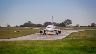 Този четвъртък унгарската авиокомпания Wizz Air обяви че възстановява сезонните