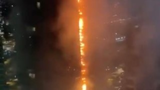 Гори небостъргач в Истанбул