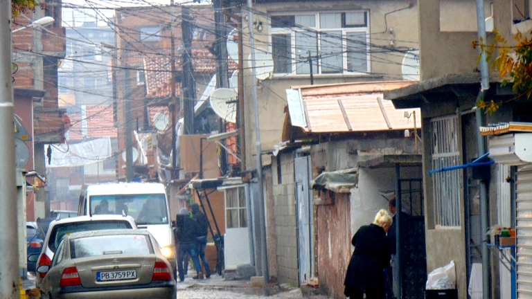 В Столипиново обучават на български децата с пари от спрени социални помощи, обяви Сачева