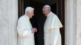  Спор към ролята на папа Бенедикт XVI в спорна книга 