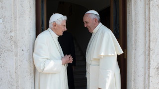 Спор около ролята на папа Бенедикт XVI в противоречива книга