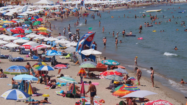 Туристи се оплакват от липсата на свободна зона за плаж