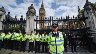 Тревога в британския парламент заради подозрителен пакет