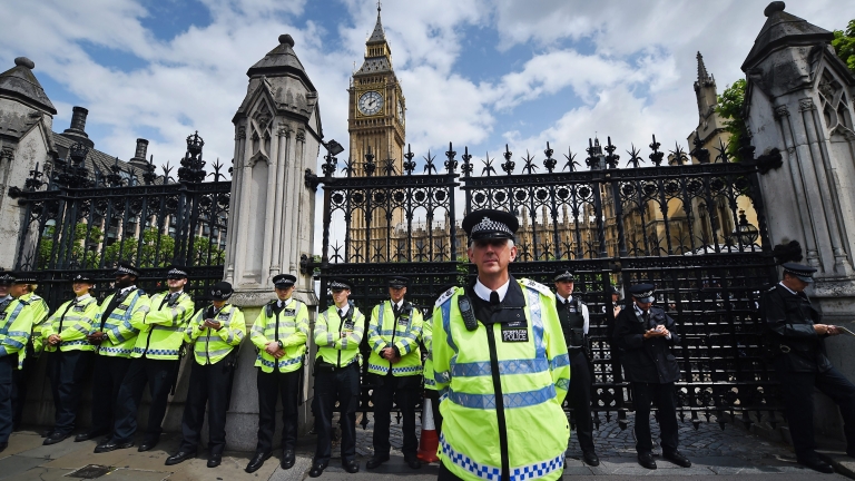 Тревога в британския парламент заради подозрителен пакет