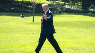 Президентът на САЩ Доналд Тръмп изпадна в комична ситуация Видео