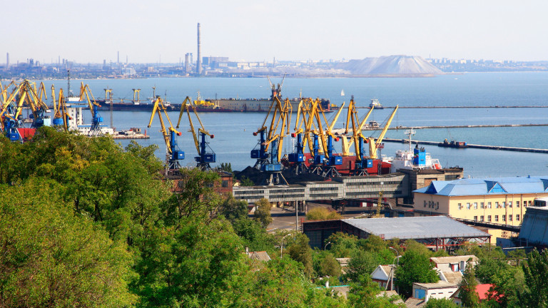 Русия блокира две украински морски пристанища в Азовско море -