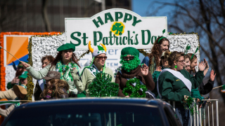 Със стотици паради и празненства ирландците в родината си и