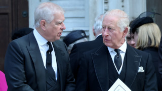 Крал Чарлз прави всичко възможно за да се дистанцира публично