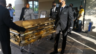 Хиляди опечалени се стекоха вчера в църква в Хюстън