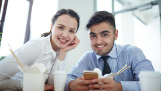 Служителите на възраст между 18 и 26 години които спадат