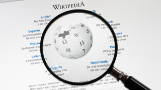 В края на всяка година Фондацията Уикимедия организацията зад Wikipedia
