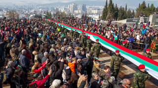 В Плевен показаха най-дългото българско знаме, ушито от деца