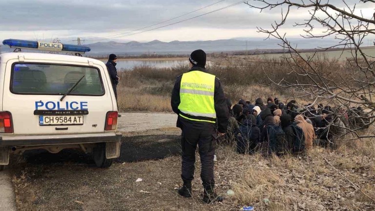 Заловиха близо 60 мигранти край Ихтиман и Вакарел