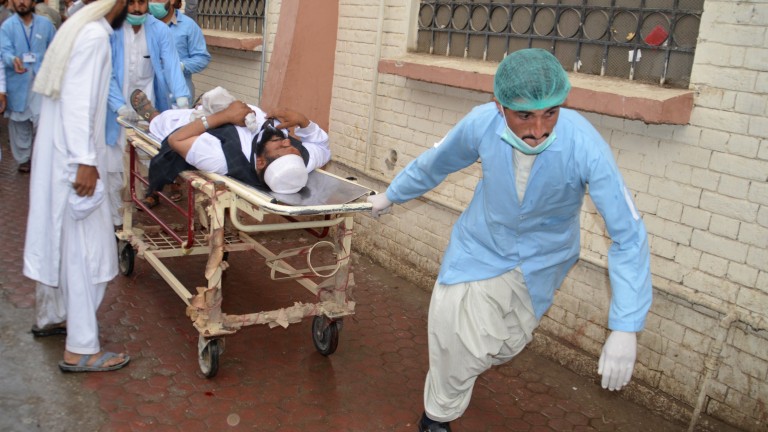 25 жертви при атентат срещу конвоя на високопоставен политик в Пакистан 