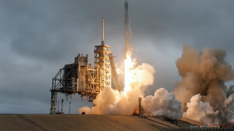 SpaceX успешно изпрати телекомуникационен сателит в орбита
