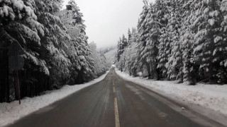 Прекъсвания на тока и затруднения в трафика заради обилен сняг в Смолянско 