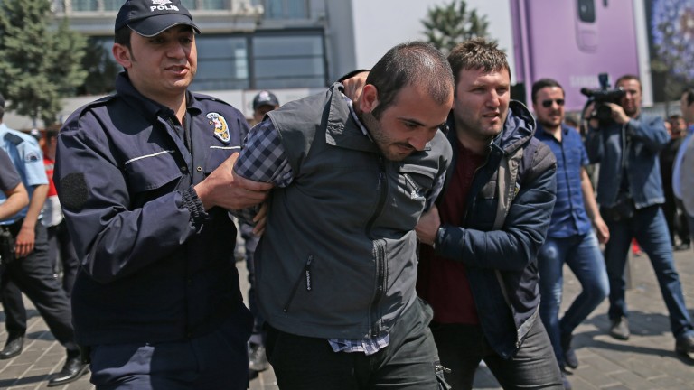 Турската полиция е арестувала 150 военнослужещи заради предполагаеми връзки с