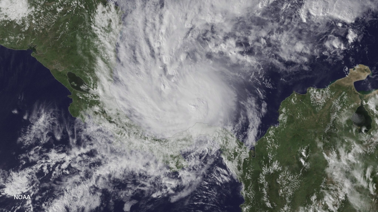 Ураганът Ото уби десетки в Централна Америка 