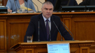 Депутатите от Воля напуснаха пленарна зала заради присъствието на социалиста
