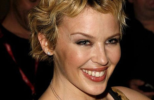 Кайли се подготвя за изпълнение на българска песен