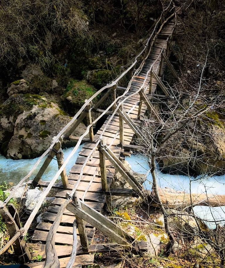 Мостът над реката