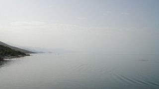 Малка лодка с туристи се преобърна в Шкодренското езеро една