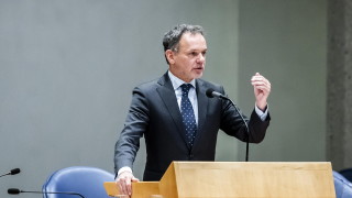 Нидерландския външен министър Каспар Велдкамп част от служебно правителство подаде оставка