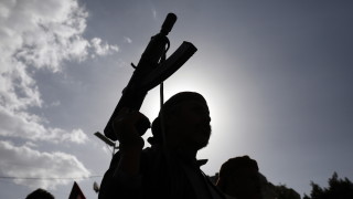 Хусите са задържали най малко 15 йеменски служители на международни