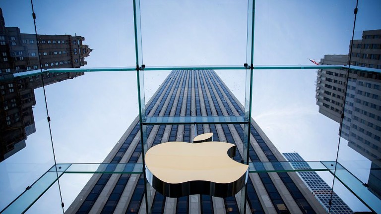 Акциите на Apple достигнаха нов исторически връх и доближиха компанията до 1 трилион долара
