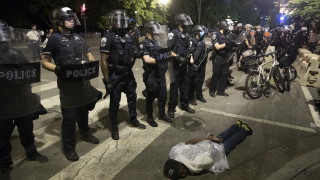 Един човек е бил прострелян и убит снощи в американския