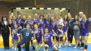 Дамският отбор на Етър започна с победа защитата на титлата