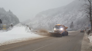 164 машини чистеха снега по пътищата през нощта