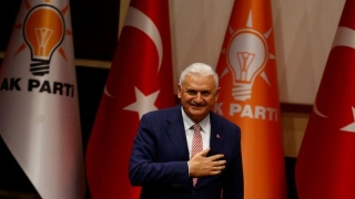 Бинали Йълдъръм оглавява управляващата в Турция партия