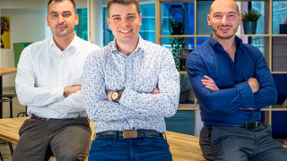 Payhawk платформата която комбинира управлението на разходи и плащания за