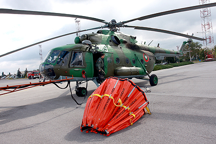 С военен хеликоптер гасят пожар край Лесово 