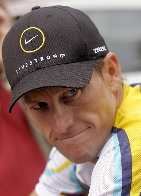 Армстронг натопи шеф за допинга