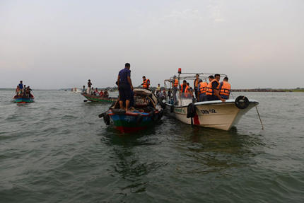 Ферибот с над 100 души на борда потъна в Бангладеш