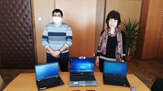 Над 100 ученици в нужда получиха компютри Кампанията е