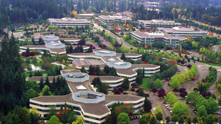 Сградите в кампуса са известни с необичайната си форма