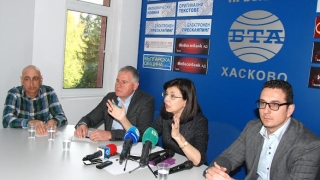 Без бурки на обществени места и в училище, поиска Кунева