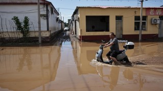 Най малко 30 души загинаха а над 80 000 бяха евакуирани