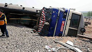 Два пътнически влака се сблъскаха в Турция