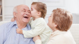 Дядовци и баби, внуци и защо общуването им помага за психическото здраве