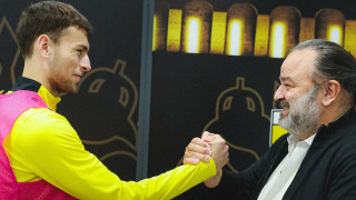 Българският защитник получи място в състава на АЕК за елиминациите в